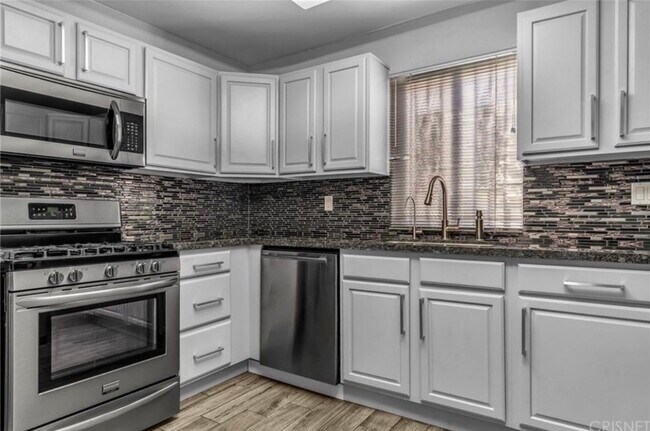 Foto del edificio - 6036 Hazelhurst Pl