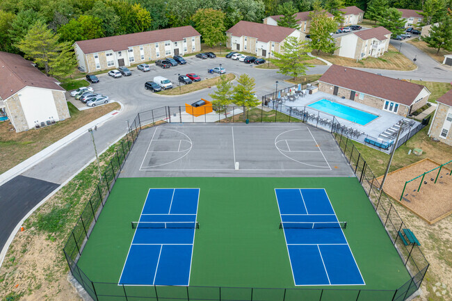 Canchas de baloncesto y pickleball - The Village at Sandstone Apartments