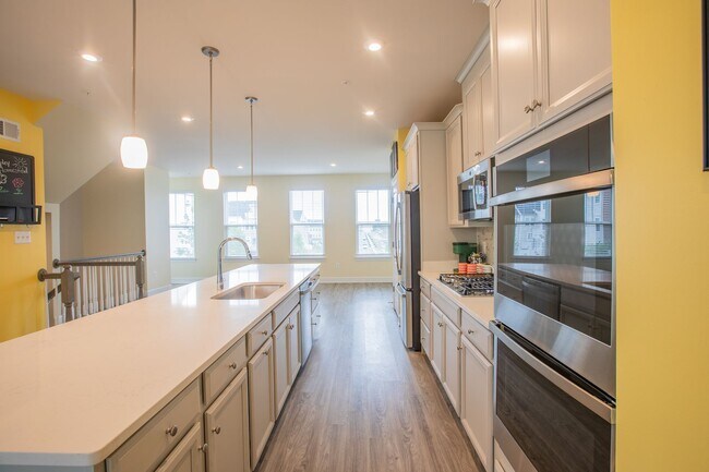 Building Photo - Elegant 3 BR/4.5 BA EOG Townhome in Hanover!