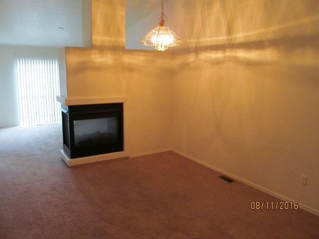 Building Photo - FEELS LIKE HOME! 2BD CONDO with MOUNTAIN VIEWS - Security Deposit Waiver Available