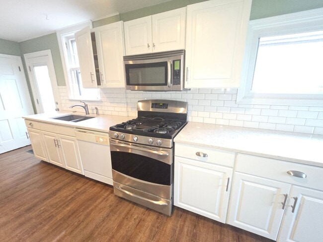 Building Photo - Large private home in Brentwood