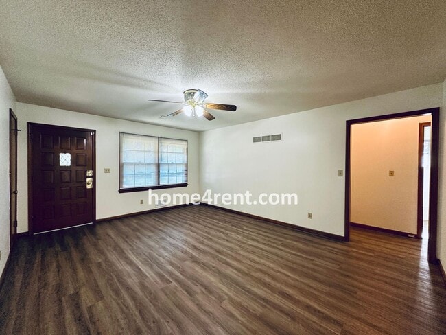 Building Photo - Charming Duplex Style Home with New Paint, Updated Floors, Finished Basement and a Quiet Back Patio!