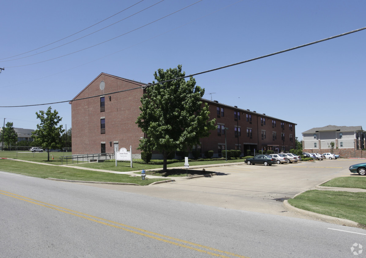 Primary Photo - Crescent Manor Apartments