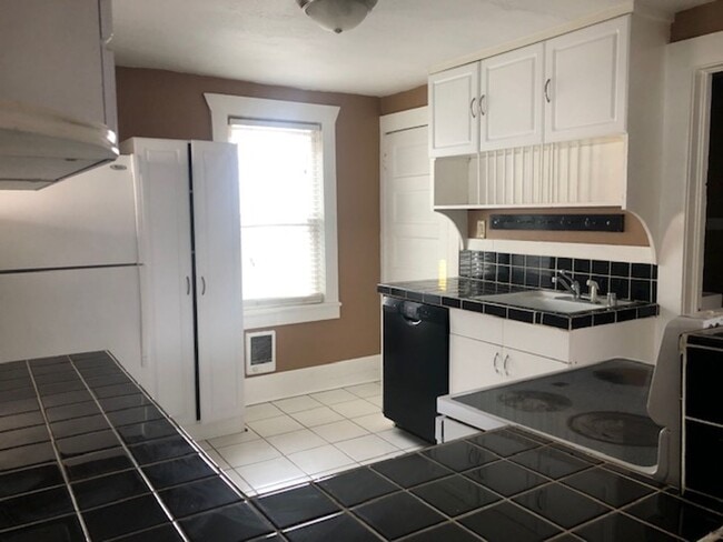 Building Photo - VINTAGE BUNGALOW NEAR CORBIN PARK AVAILABLE NOW!!