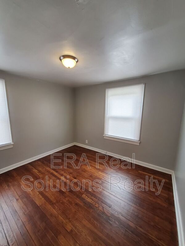 Building Photo - 1049 E 21st Ave