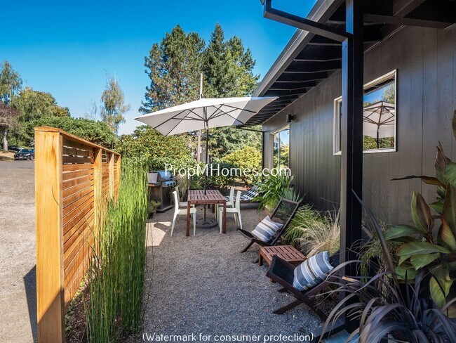 Building Photo - Discover Charm Mid-Century Modern Home In ...