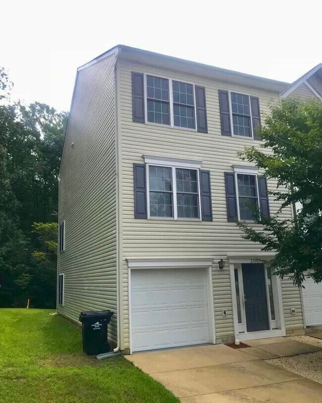Foto del edificio - $2,295/Month | 3 Bed | 2.5 Bath | End-Unit Townhome in Belmont at Carmel Church | New HVAC | Wood...