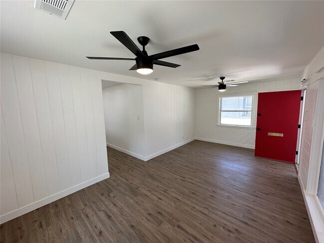 Building Photo - 819 N San Gabriel Ave