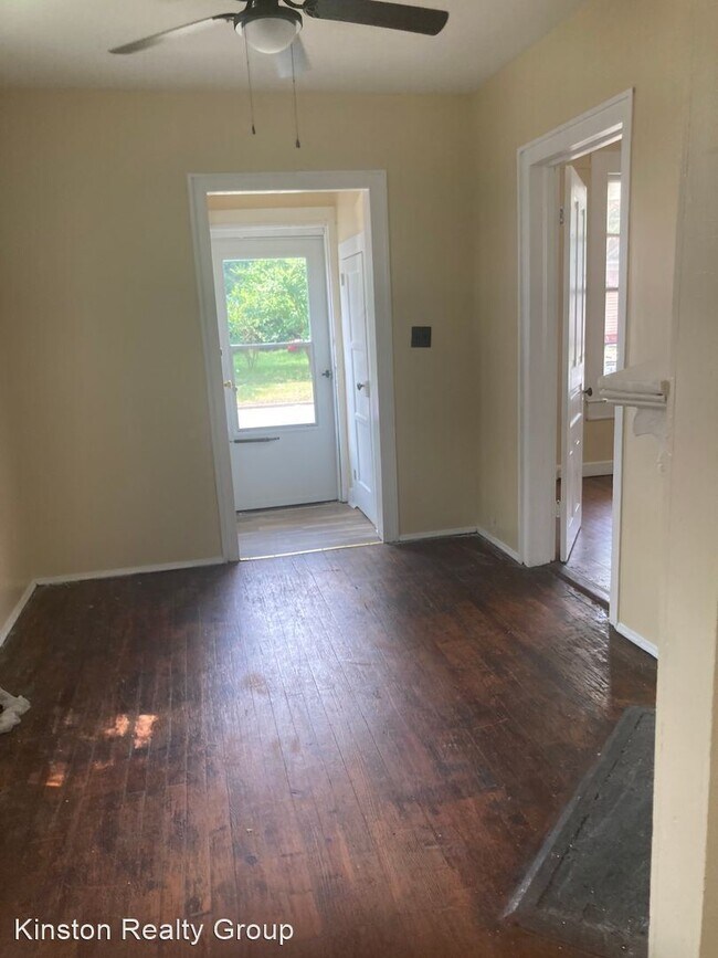 Building Photo - 3 br, 1 bath House - 302 E Lenoir Ave