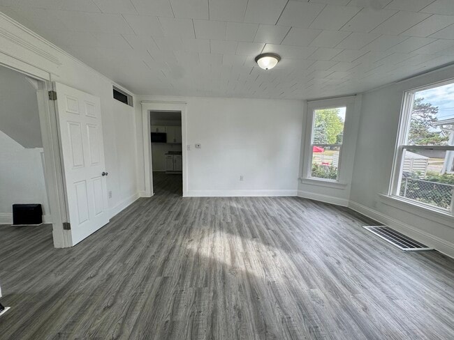 Building Photo - 619 13th Ave