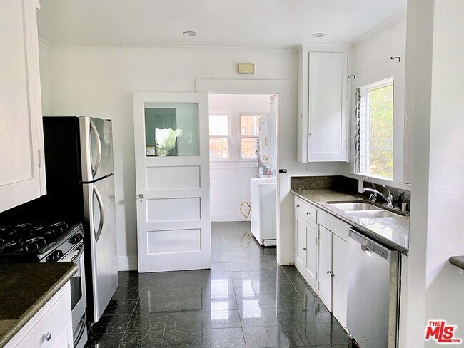 Building Photo - 1812 N La Brea Ave