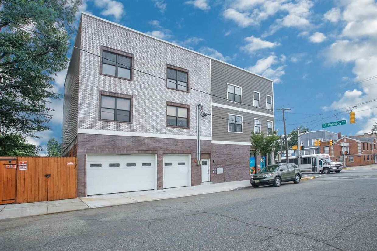 Primary Photo - 231 Hutton St