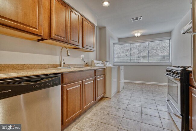 Building Photo - 140 Royal Oak Dr