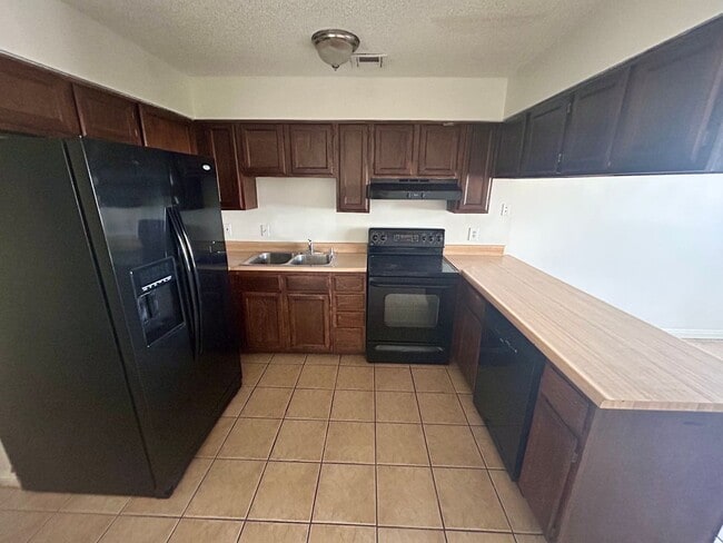 Building Photo - 2/BD 1/BA First Floor Condo w/ In Unit Laundry