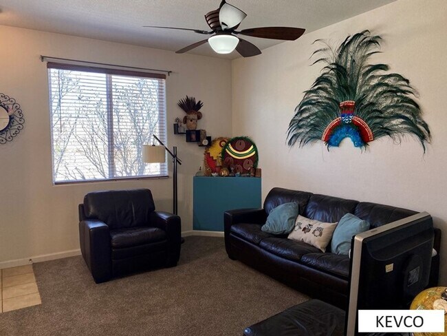 Foto del edificio - Three Level Townhouse with Attached Two Car Garage!