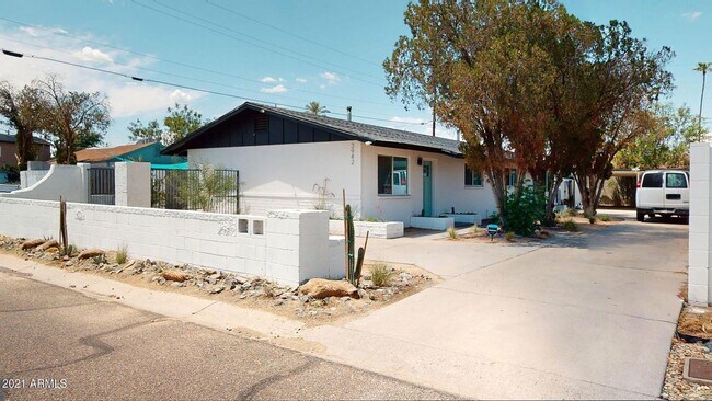 Building Photo - Remodeled 2 bedroom 1 bath!