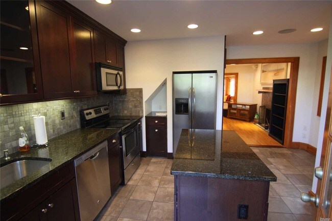 Building Photo - 9 Manhasset Ave