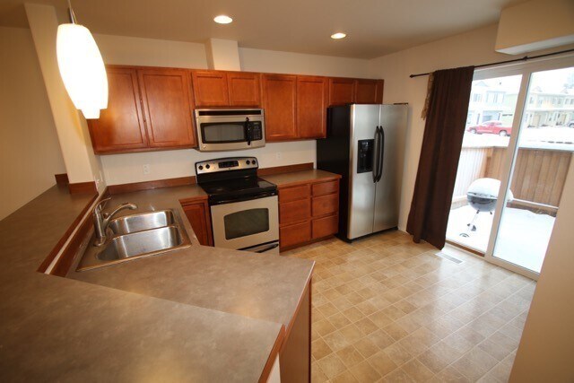 Foto del edificio - 3 Bedroom Condo close to JBER w/ Fenced Backyard!