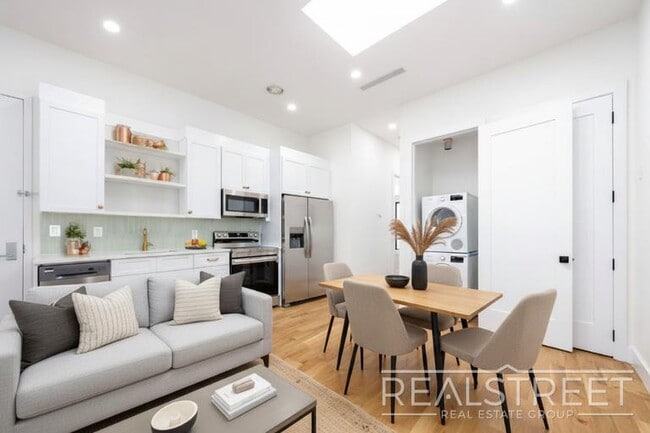 Building Photo - Brand New 4 Bed 4 Bath with in unit WD!