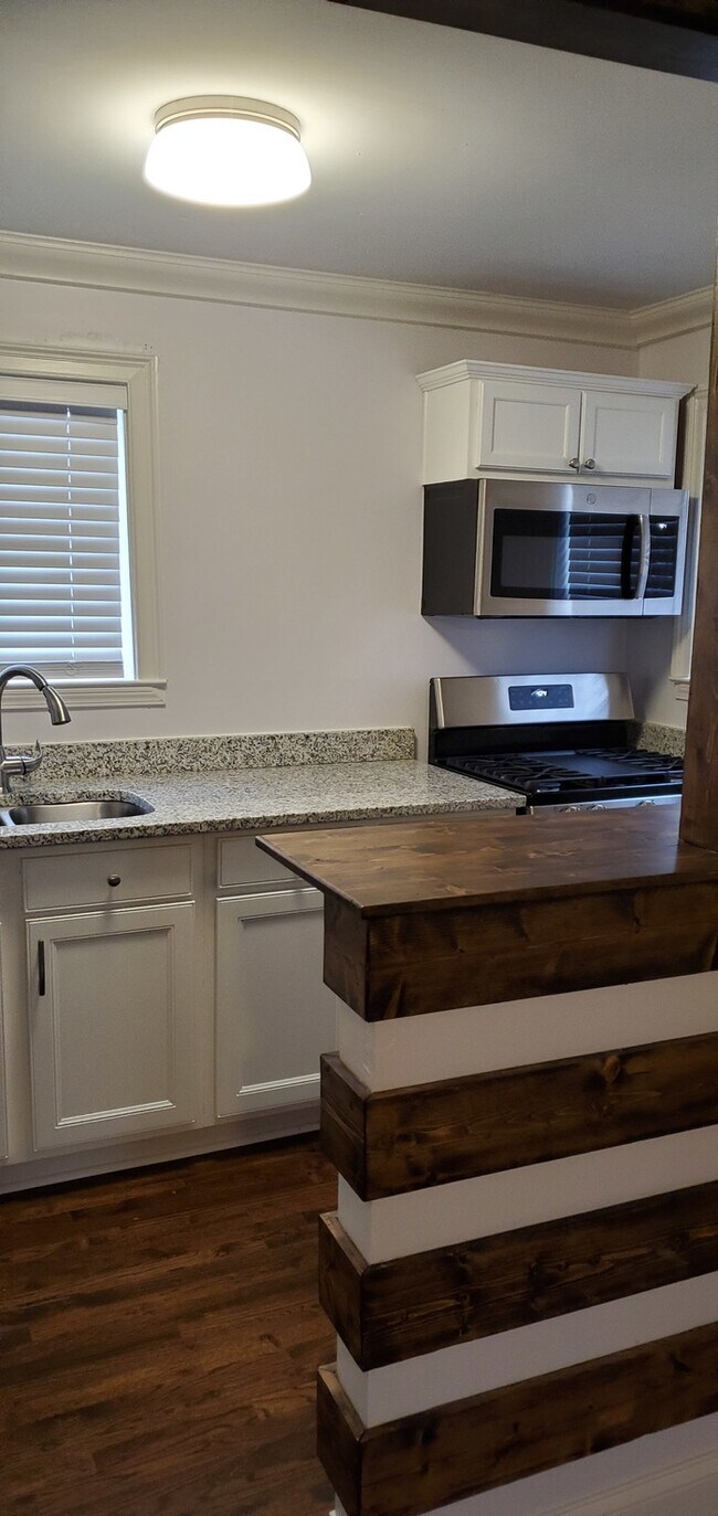 Building Photo - 2 bedroom 1 Bathroom 1 mile form Gerogia Tech