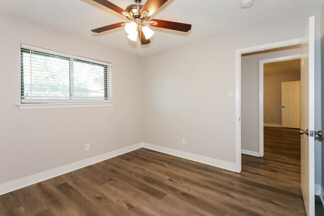 Foto del edificio - 2118 Maple Cir