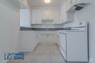 Building Photo - 1325 N Harvard Blvd