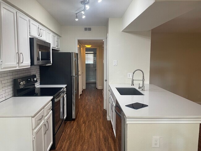 Foto del edificio - 5750 Phoenix Dr