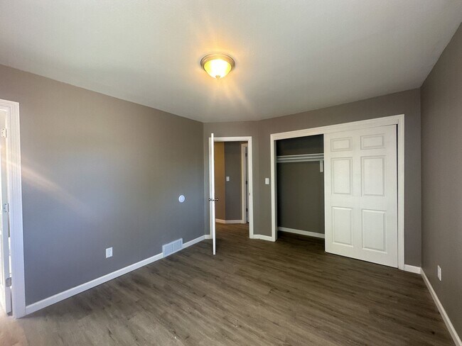 Building Photo - 5730 N 99th St. (Duplex)
