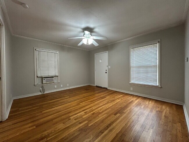 Building Photo - Charm, Comfort and Convenience!