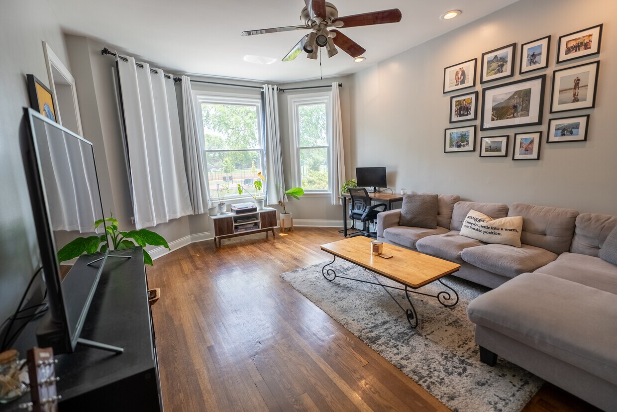 Foto principal - 3850 W Diversey Ave