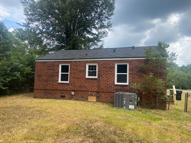 Foto del edificio - 2 Bedroom 1 Bath Brick home