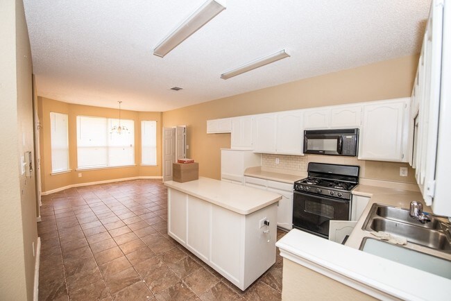 Building Photo - 2110 Loretta Ln