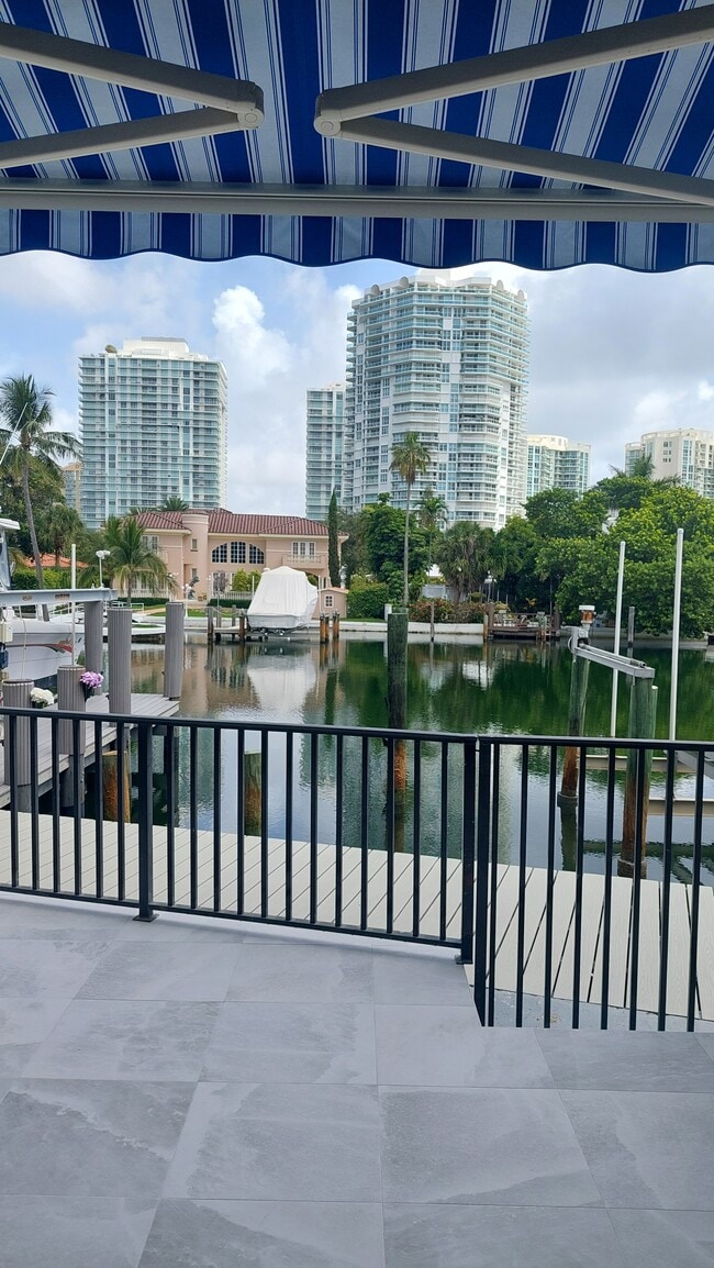 Building Photo - 255 Poinciana Island Dr