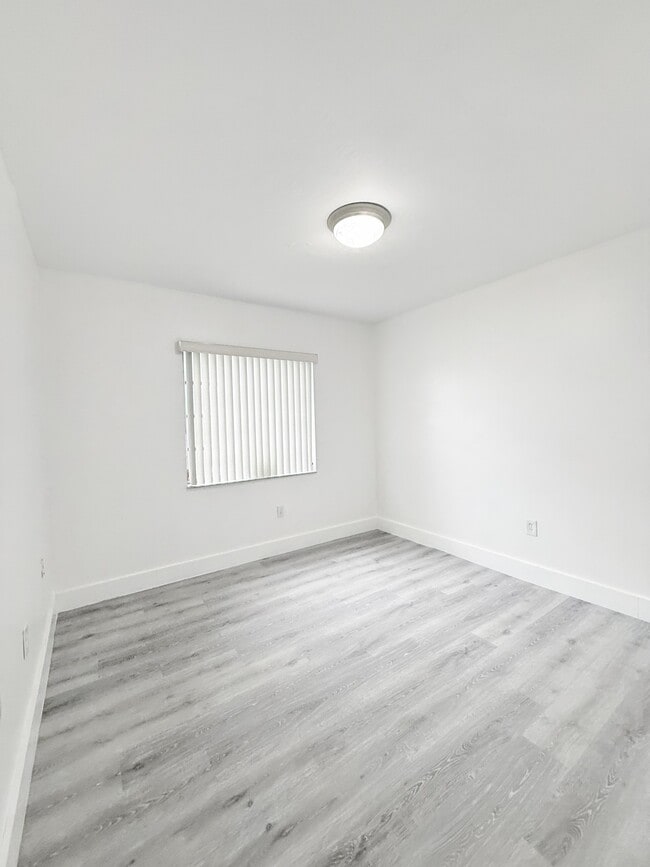 Building Photo - 145 SW 30th Ct
