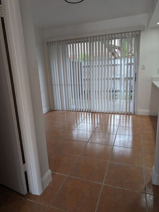 Foto del edificio - Spacious 2 Bedrooms near the Millenia Mall...