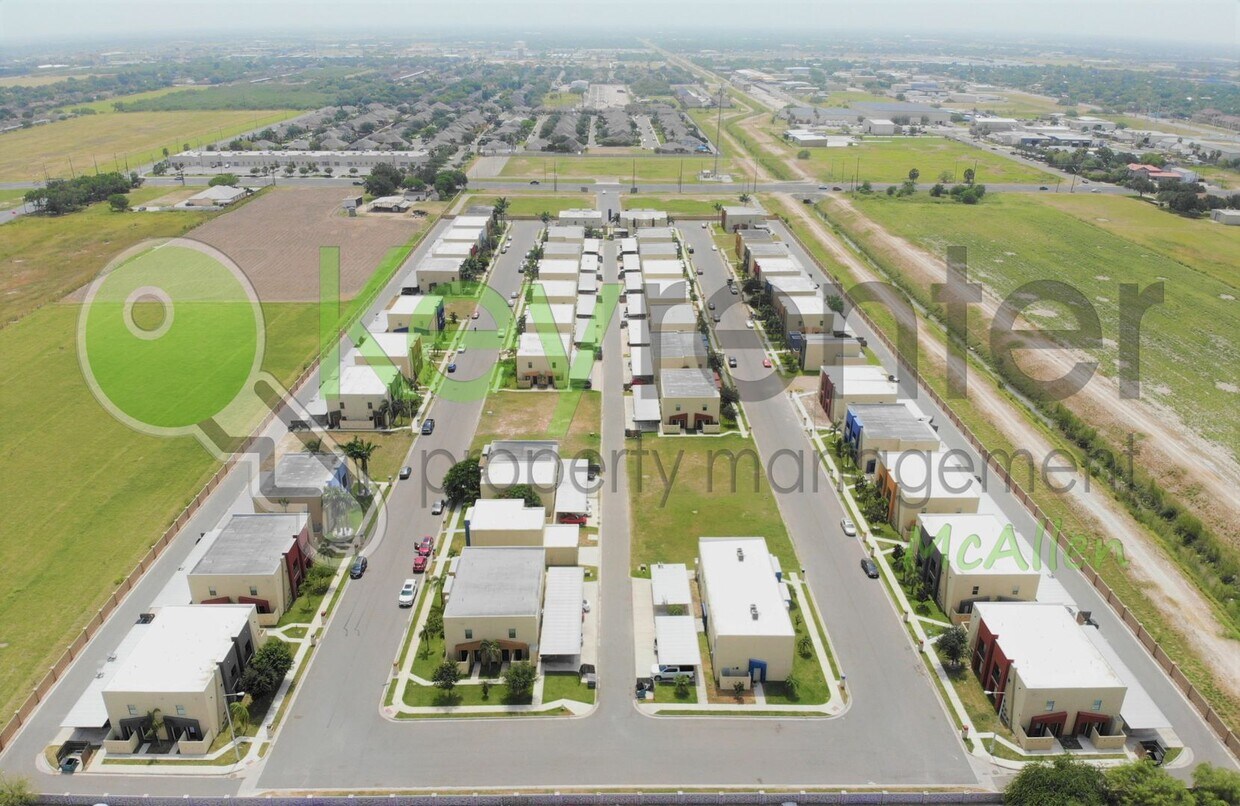 Foto principal - 2B/2.5B Townhome in gated community now av...
