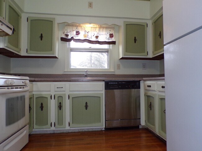 Building Photo - 154 Pelton Ave
