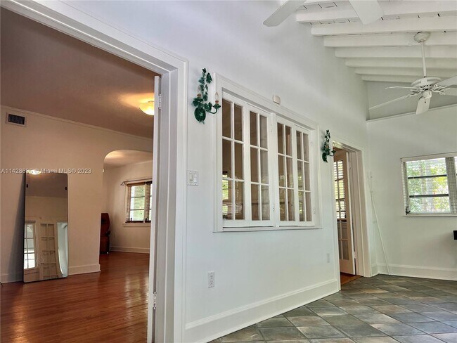 Foto del edificio - 119 Cadima Ave