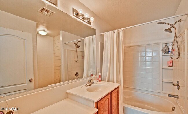 Foto del edificio - 8169 W Groom Creek Rd