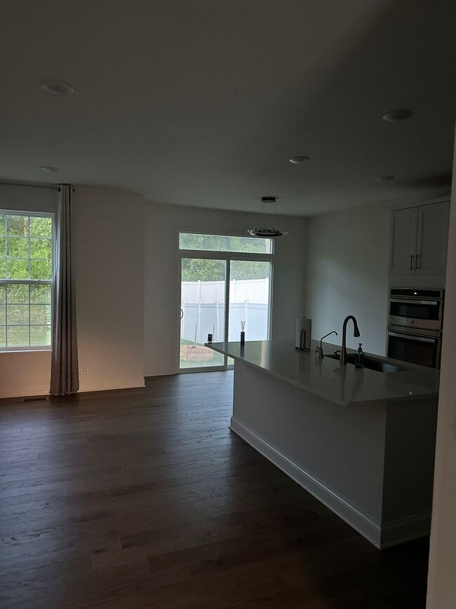 Building Photo - 269 S Pointe Ave