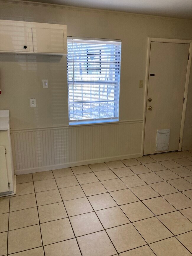 Building Photo - Clean and cute 2 bedroom in Sunset Acres