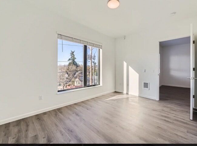 Foto del edificio - One Bed One Bath! 2 weeks FREE Rent! AC, Secure entry, and W/D in unit!