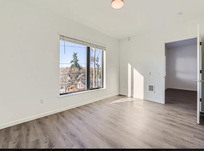 Building Photo - One Bed One Bath! 2 weeks FREE Rent! AC, Secure entry, and W/D in unit!