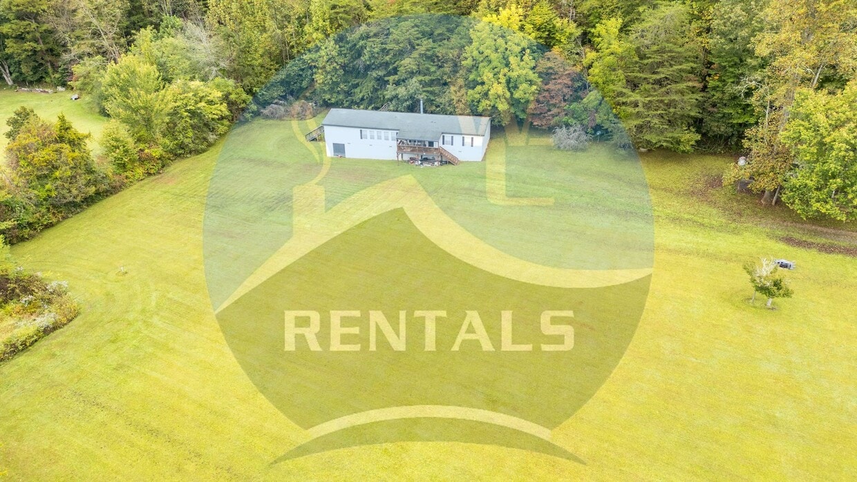 Foto principal - 4 bedroom 2 bath Double-Wide Trailer taste...