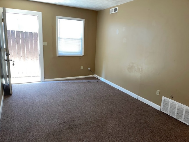 Building Photo - 1392 Summit St