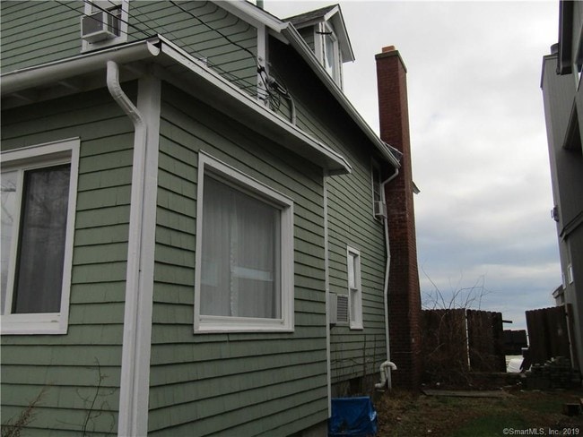 Building Photo - 875 E Broadway