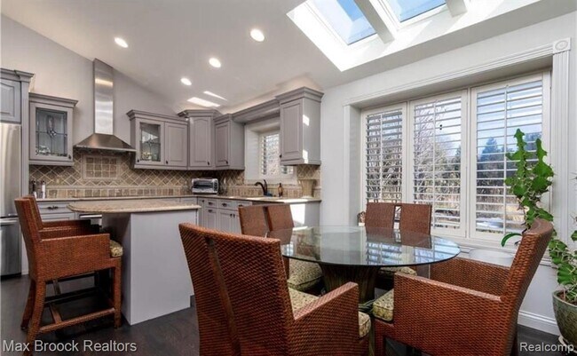 Foto del edificio - 2880 Birchena Crescent