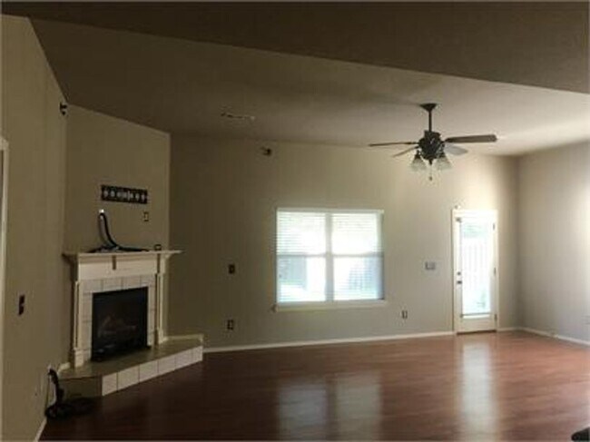 Building Photo - Spacious West Fayetteville Home