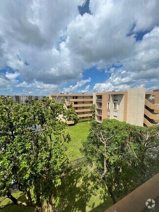 Building Photo - 9220 Fontainebleau Blvd