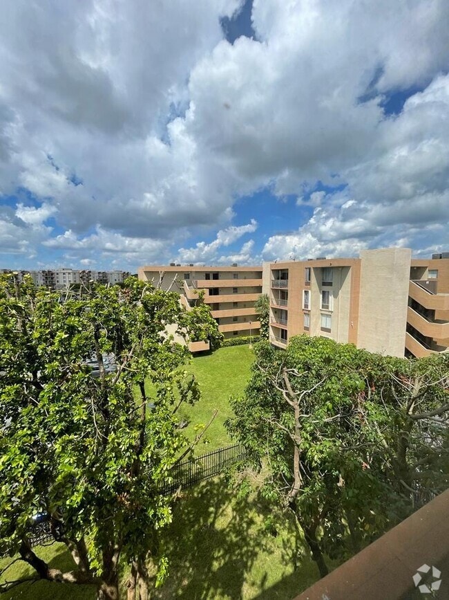 Building Photo - 9220 Fontainebleau Blvd